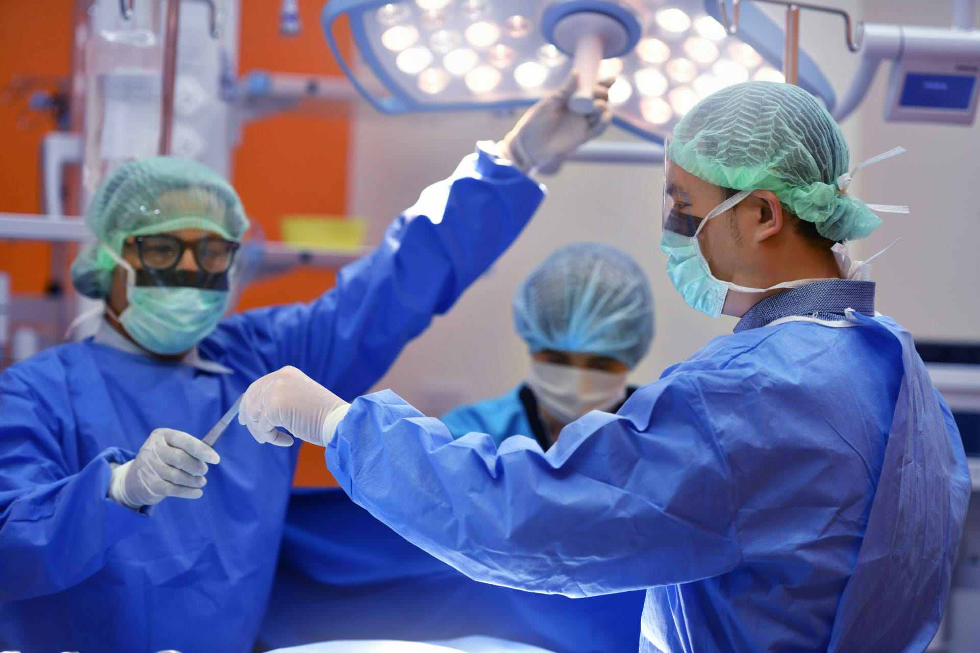 Cirujano del equipo en el trabajo en quirófano en el hospital